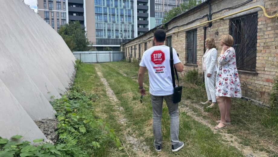 Разрушили гаражи, напали на инженера: »титушки» KSM-Group атаковали Институт микробиологии в Киеве (фото)