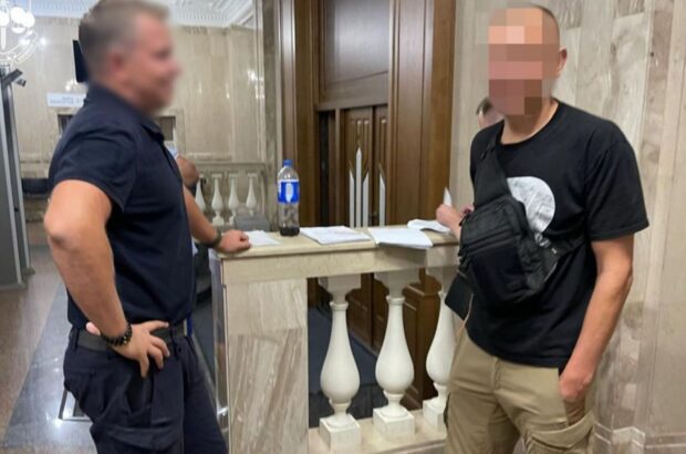 5 тисяч доларів за незаконний виїзд: в Одесі накрили канал втечі для чоловіків призовного віку