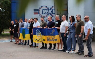 Антидроновые сетки для ВСУ: волонтеры передали пять фур помощи на фронт