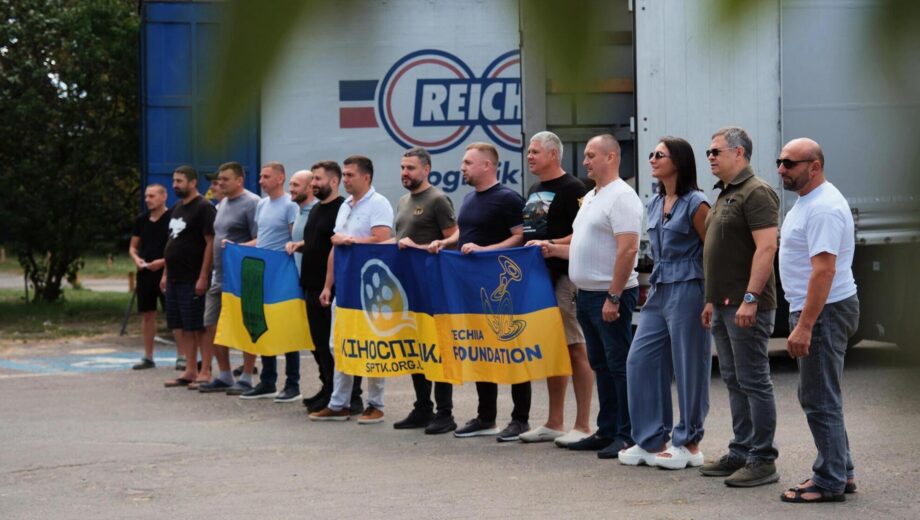Антидроновые сетки для ВСУ: волонтеры передали пять фур помощи на фронт