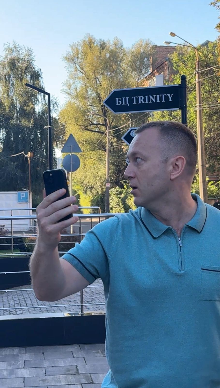 Охранник снимал журналистов на камеру телефона