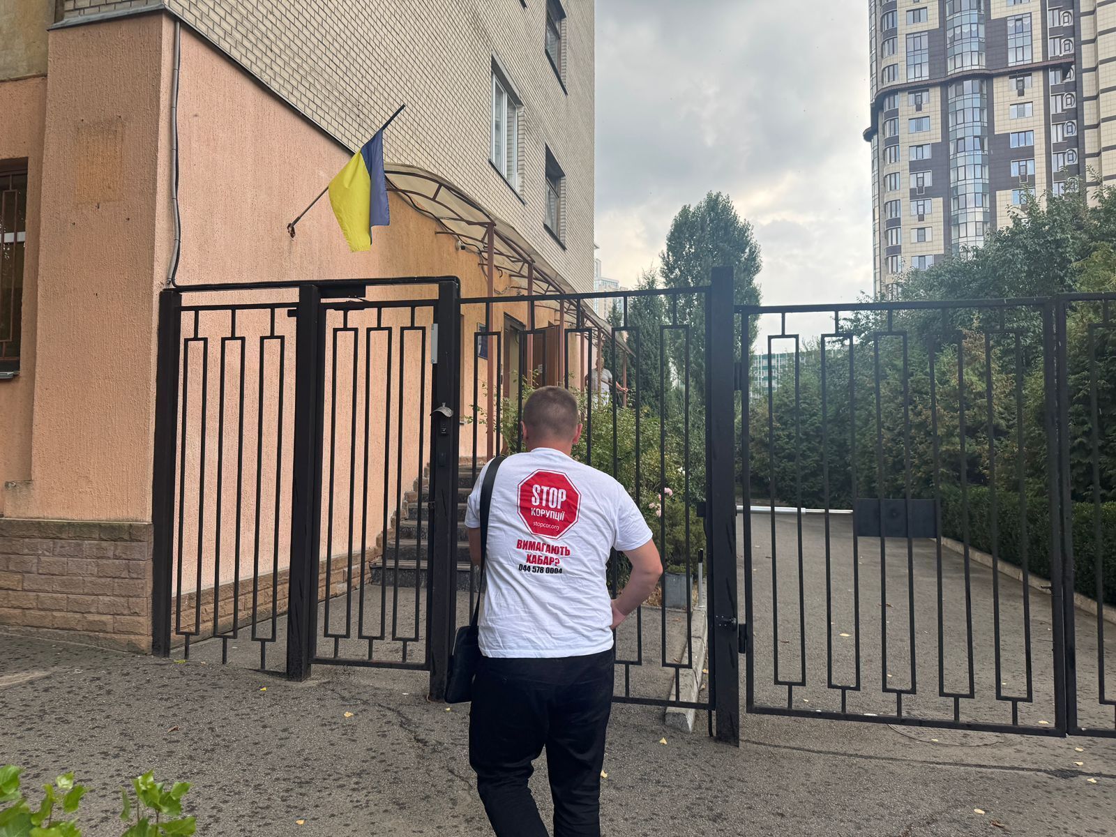 Журналісти особисто доставили запити