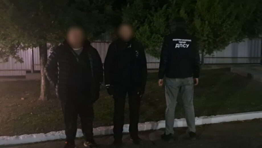 Прикордонники за допомогою дрона зупинили двох чоловіків, які намагалися втекти до Румунії