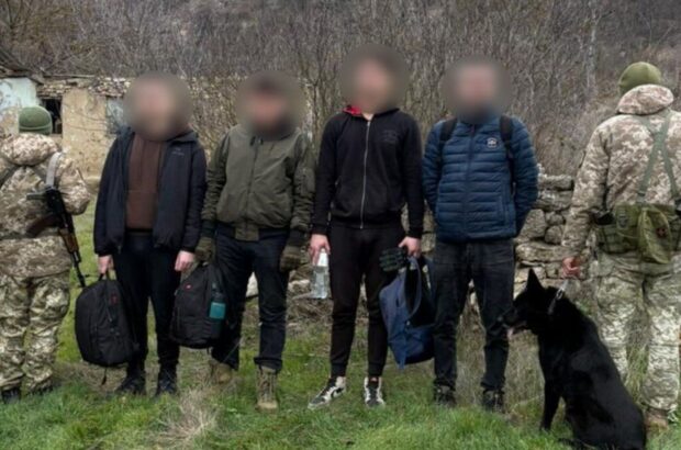 42 тисячі доларів на вітер: групу затримали просто під час втечі