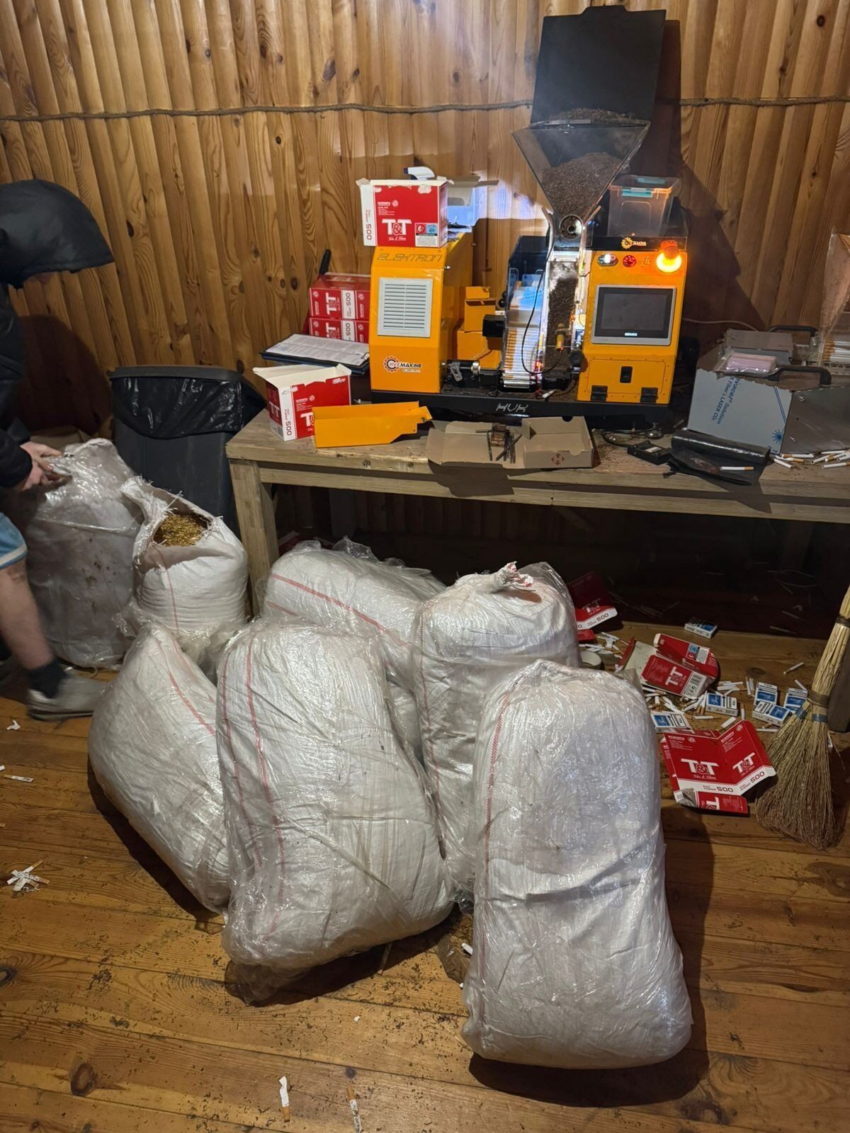 Виробляли по 4 тисячі пачок щодня: на Київщині викрили масштабний підпільний цех із виготовлення сигарет