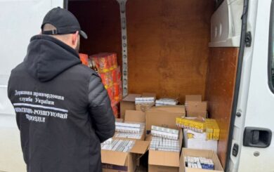 На Закарпатті прикордонники зупинили мікроавтобус із контрафактними сигаретами на 300 тисяч гривень
