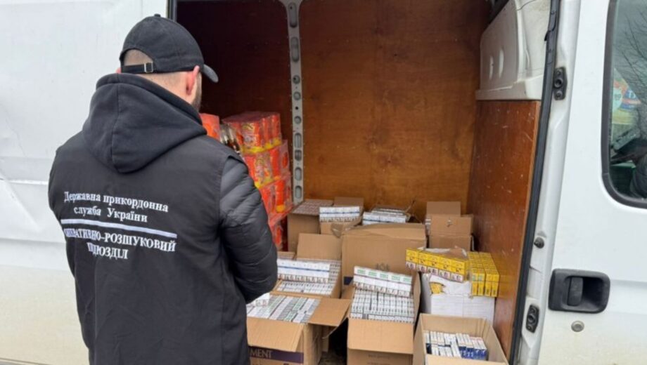 На Закарпатті прикордонники зупинили мікроавтобус із контрафактними сигаретами на 300 тисяч гривень