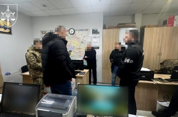 Хабар за запчастини для фронту: затримано посадовця ДПСУ, який вимагав 10% від постачальника