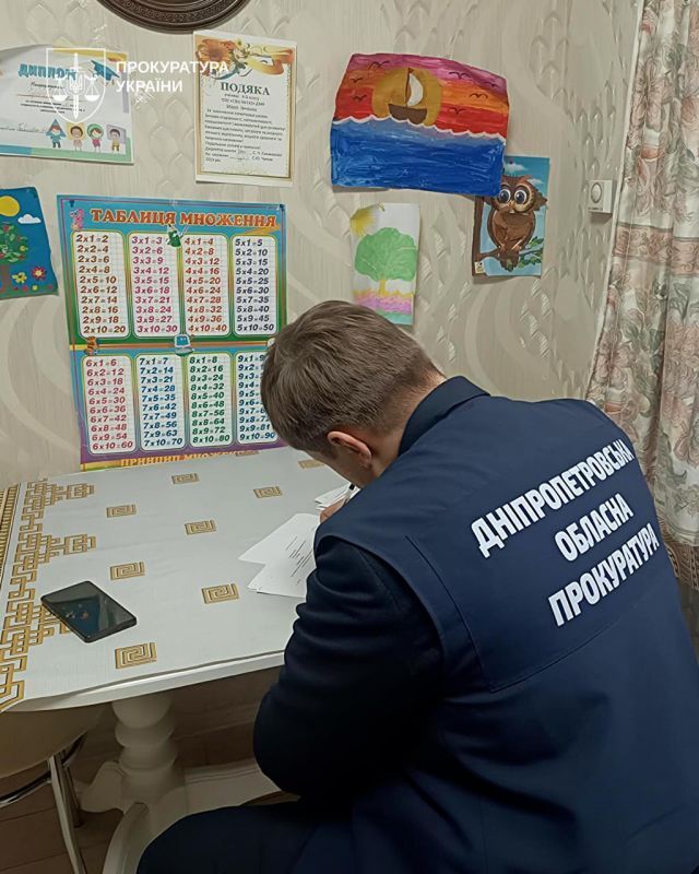 Батьки жорстоко поводилися з дітьми у будинку сімейного типу в Дніпрі: прокуратура повідомила про підозру