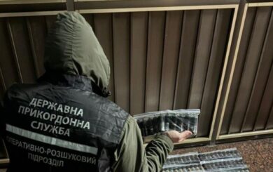 В »Ягодине» разоблачили тайник в вагоне поезда »Киев – Варшава»: 250 единиц товара нашли в вентиляционной шахте