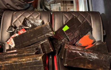 Укрытие под сиденьем: в »Краковке» из автобуса достали 250 пачек сигарет