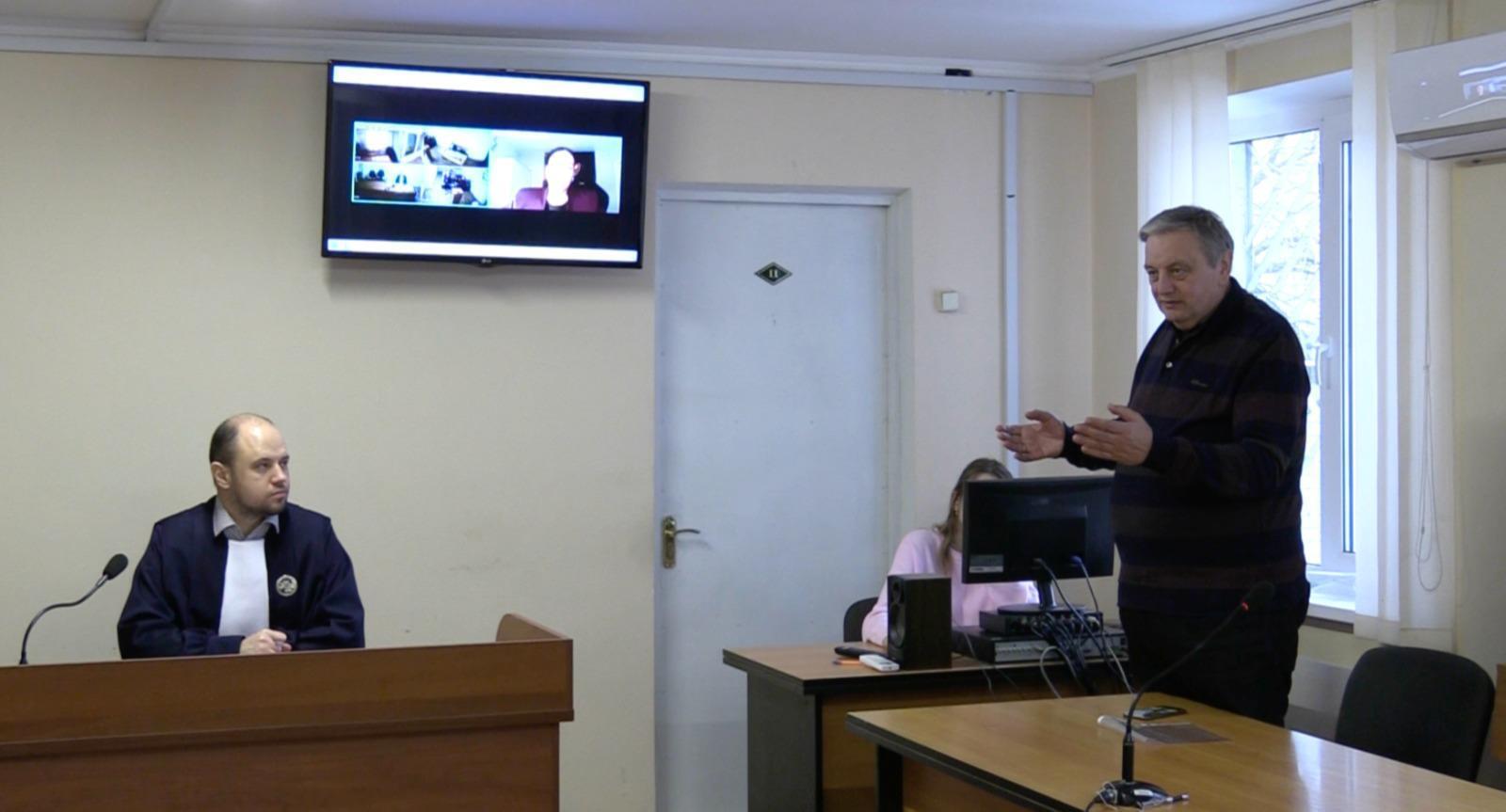 Александр Супрунюк, судья Бескровный и его помощница в суде