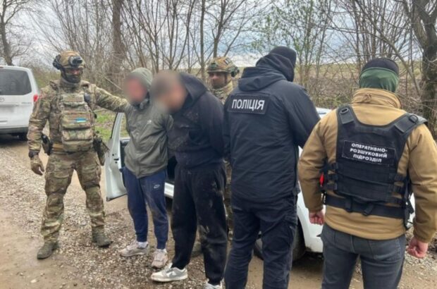 Разоблачена схема незаконного выезда за границу: задержан организатор и три сообщника