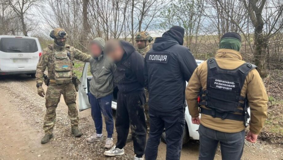 Разоблачена схема незаконного выезда за границу: задержан организатор и три сообщника