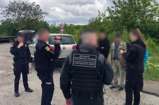 Схема бегства в Молдову провалилась: пограничники задержали семерых мужчин и организатора
