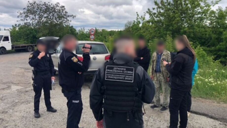 Схема бегства в Молдову провалилась: пограничники задержали семерых мужчин и организатора