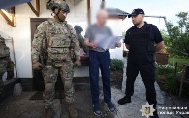 Пришли в масках — уехали в наручниках: полиция Прикарпатья задержала троих нападающих на бизнесмена