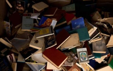На Волыни активисты превращают российские книги в туалетную бумагу