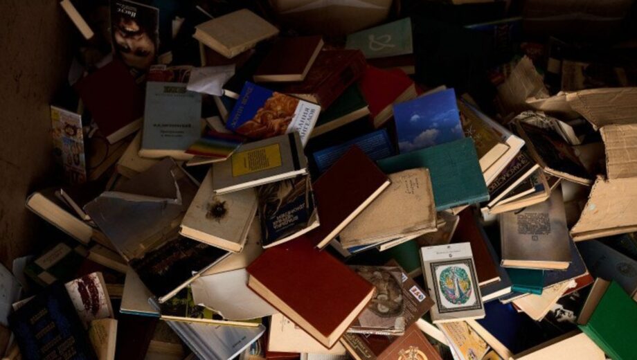 На Волыни активисты превращают российские книги в туалетную бумагу
