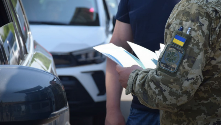 Виїзд за кордон під час воєнного стану: які документи потрібні громадянам, виключеним з військового обліку