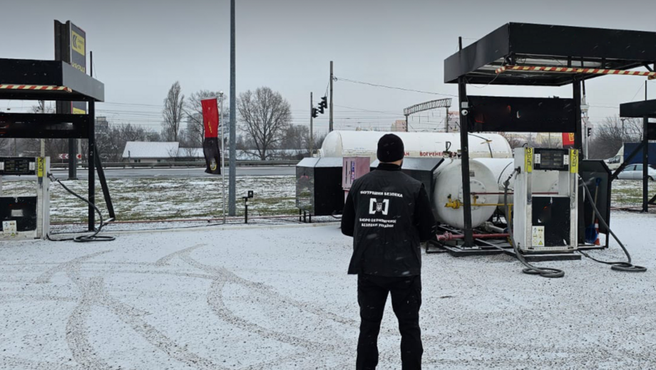 В Киеве разоблачили 5 незаконных АЗС, производивших горючее из нефтепродуктов неизвестного происхождения