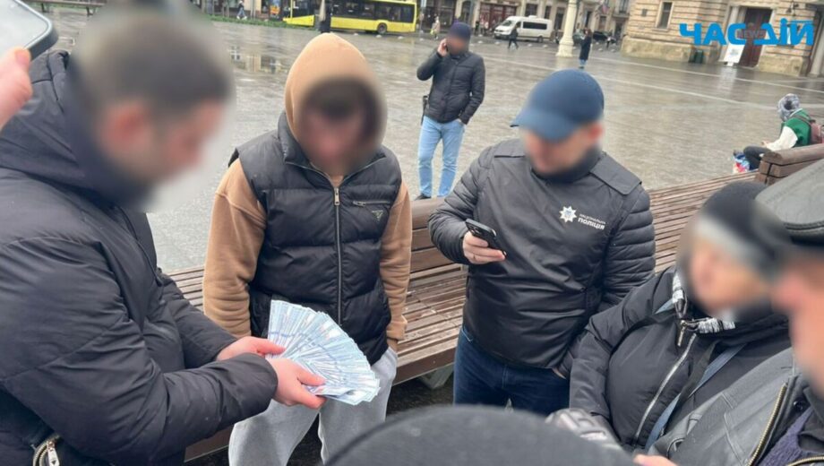 На Львівщині хлопець за 10 тис. доларів обіцяв ухилянтам зробити свідоцтва багатодітних батьків