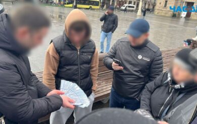 На Львовщине парень за 10 тыс. долларов обещал уклонистам сделать свидетельства многодетных родителей
