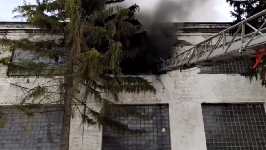 В Воронеже пожар на территории складов электромеханического завода »ЭНИКмаш-В»