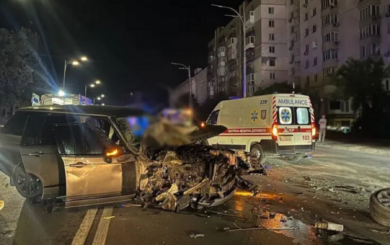 У столиці Range Rover влетів у тролейбус: багато пасажирів постраждало
