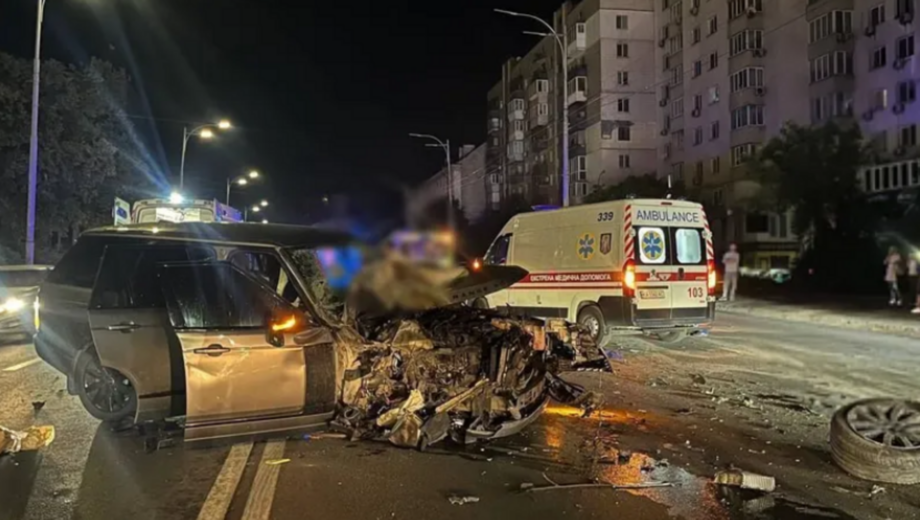 У столиці Range Rover влетів у тролейбус: багато пасажирів постраждало