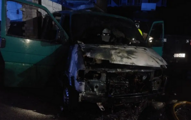 Могли работать группой: в Днепре сожгли автомобиль военных