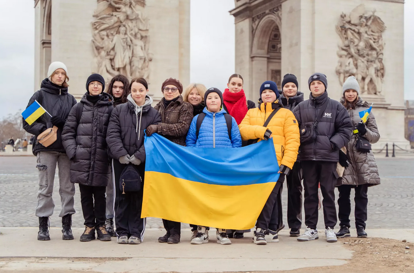 Українські діти у Парижі