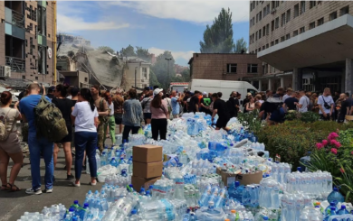 У Києві невідомі залишили біля лікарні ”Охматдит” пляшки з отруєною водою