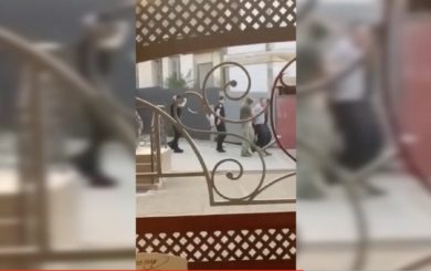 Напад на вокзалі: у Мукачеві чоловік напав з ножем на поліцейських та військових ВІДЕО