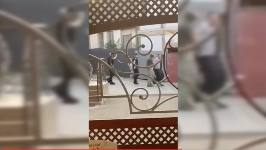 Нападение на вокзале: в Мукачево мужчина напал с ножом на полицейских и военных ВИДЕО