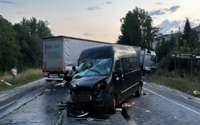 На Львівщині вантажівка зіткнулася з мікроавтобусом: є постраждалі