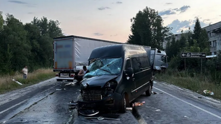 На Львівщині вантажівка зіткнулася з мікроавтобусом: є постраждалі