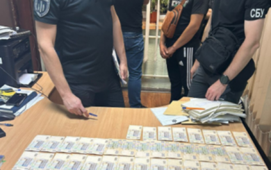 Вимагали 90 тисяч гривень за спецдозволи: на Житомирщині викрили двох посадовців-правоохоронців