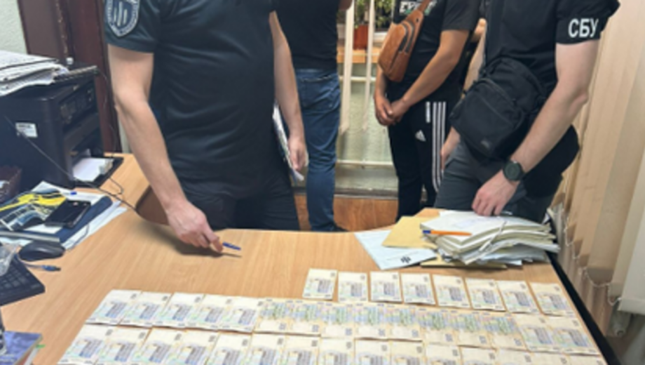 Вимагали 90 тисяч гривень за спецдозволи: на Житомирщині викрили двох посадовців-правоохоронців