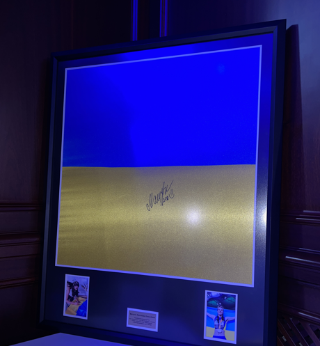 Флаг Украины с подписью Олимпийской чемпионки 2024 года и рекордсменки мира по прыжкам в высоту Ярославы Магучих