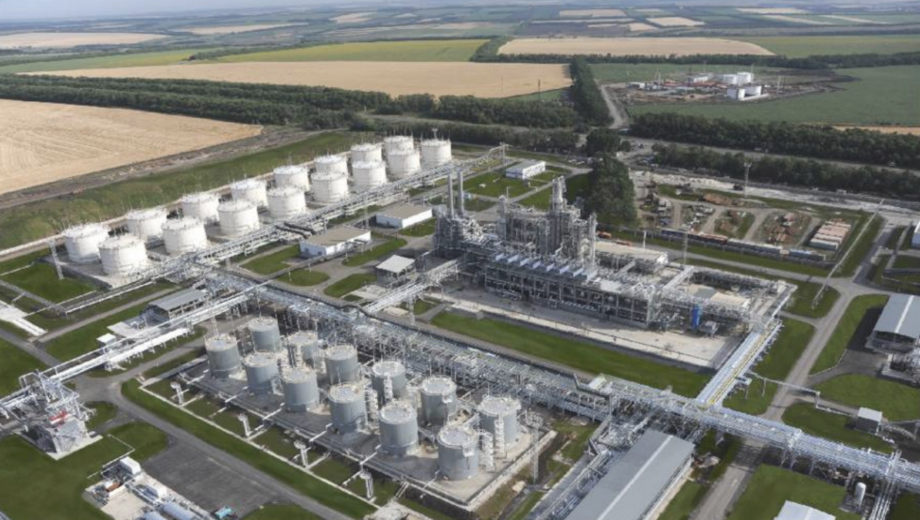 В Ростовской области вспыхнул пожар возле нефтеперерабатывающего завода после атаки беспилотников
