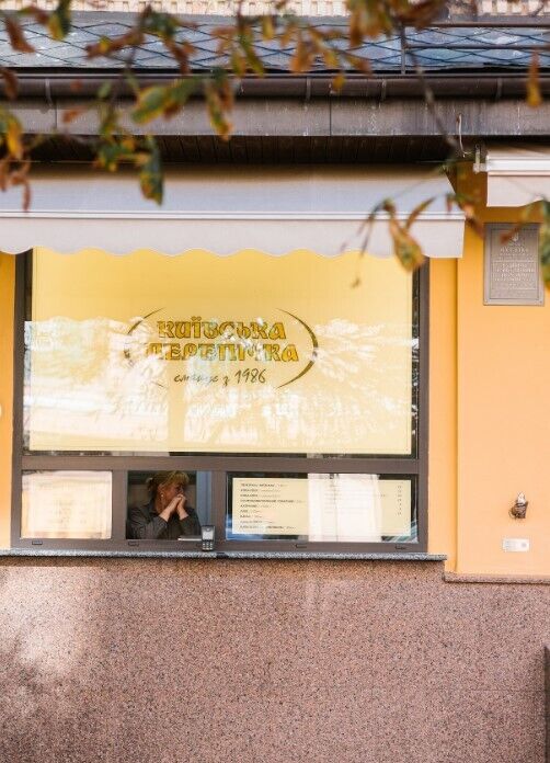 У Києві зʼявилась скульптура на честь легендарної перепічки (фото)