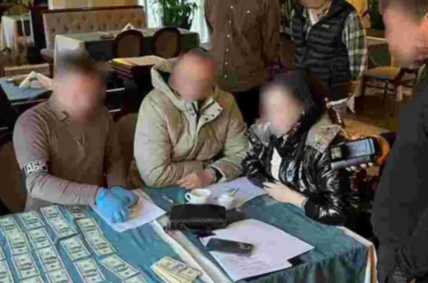 Митника, спійманого на хабарі, поновили на посаді та призначили йому грошову компенсацію