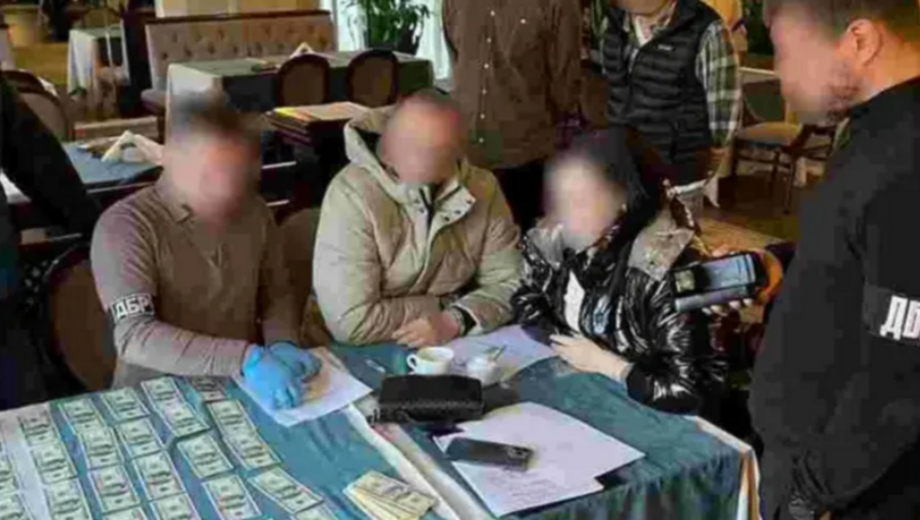 Таможенника, пойманного на взятке, восстановили в должности и назначили ему денежную компенсацию