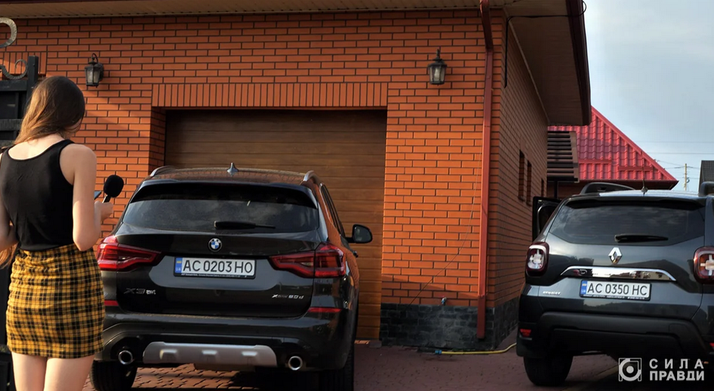 Службовий ''Duster'' та ''BMW X3'' у дворі ''недобудованого'' будинку Ярмолюків