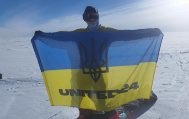 Латвійський альпініст та військовий доставив прапор України на Південний полюс