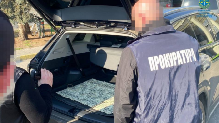 Руководителя одного из таможенных постов Львовщины разоблачили на взятке более чем в 20 тысяч долларов