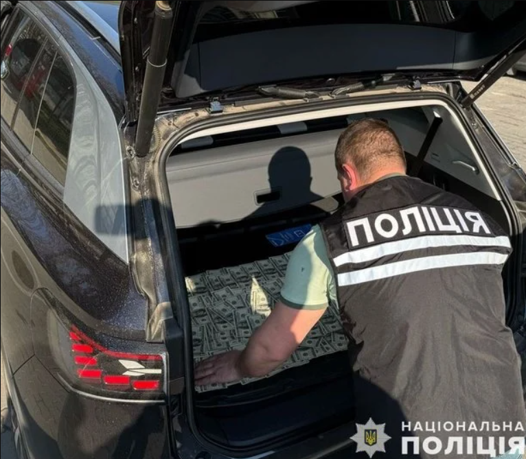 На хабарі 20 тисяч доларів затримали начальника митного поста Львівської митниці