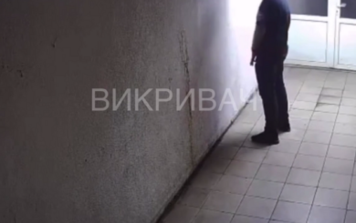 Нетрезвые инспекторы Львовской таможни: алкоголь и беспорядок во время рабочего процесса (видео)
