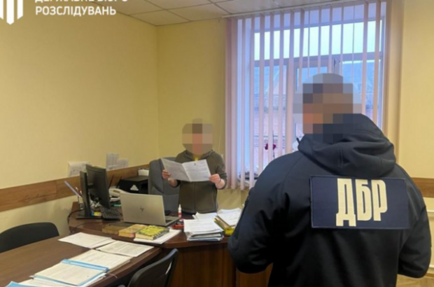 Суд оставил под стражей избившего мужчину с бронированием чиновницу ТЦК